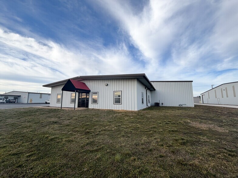 More Photos Of 1551 W Skyline Ave, Ozark Industrial For Lease