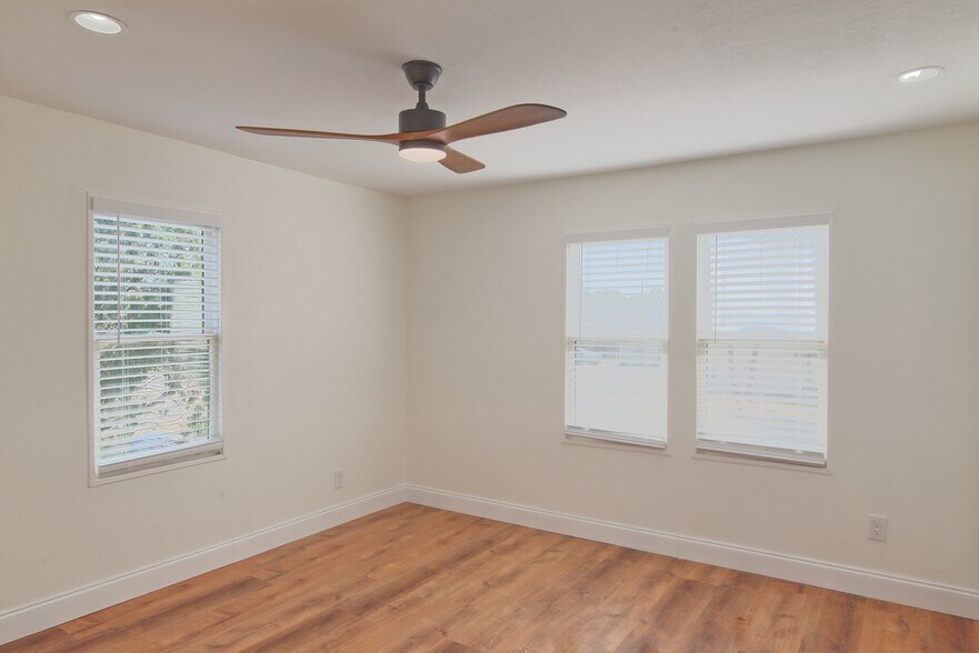 More Photos Of 1200 40th St S, Saint Petersburg Office For Sale