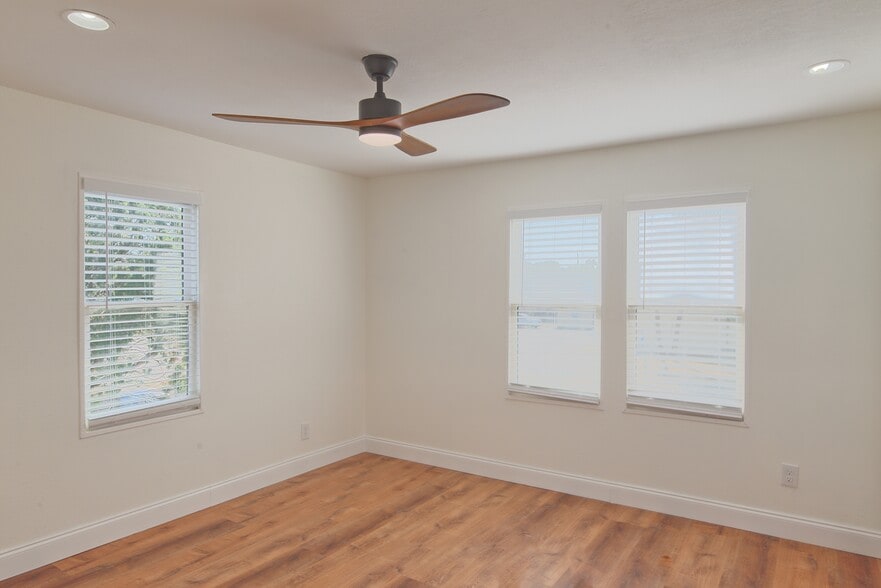 More Photos Of 1200 40th St S, Saint Petersburg Office For Sale