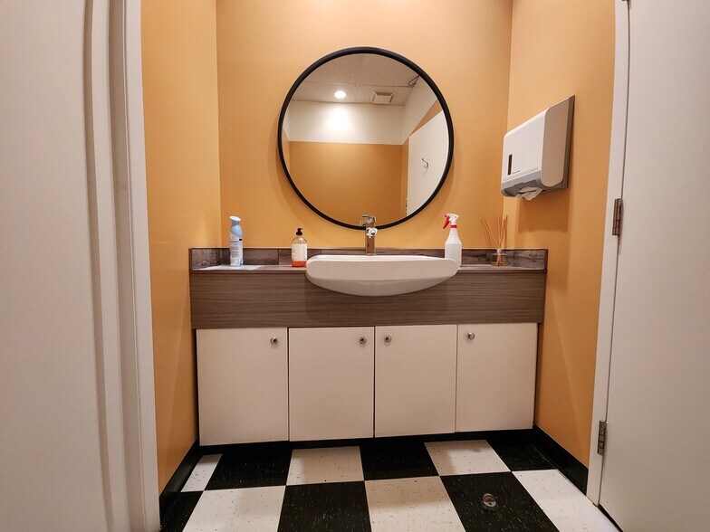 More Photos Of 135 Av 25e, St-Eustache Storefront For Lease