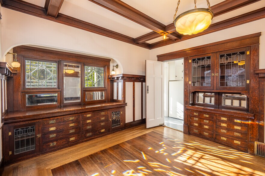 More Photos Of 990 W 7th Ave, Eugene Office For Sale