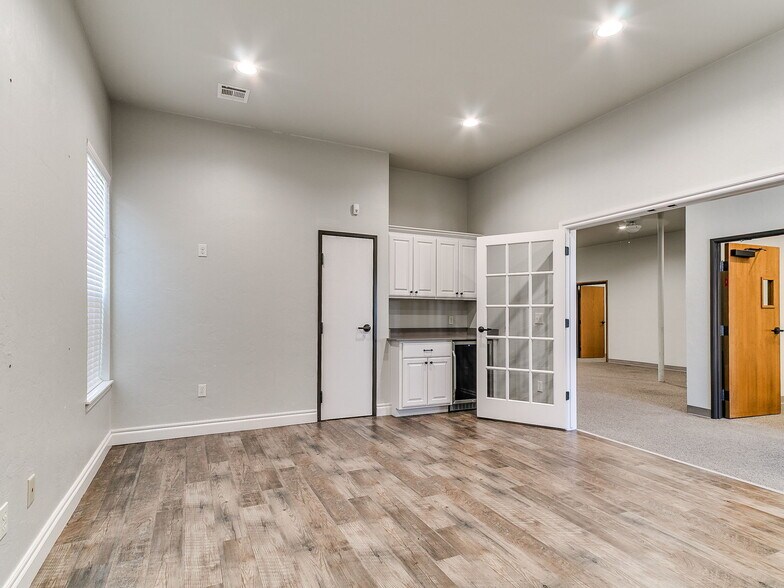 More Photos Of 901-909 Wall St, Norman Office For Sale