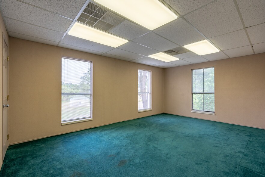 More Photos Of 28250 Fm-2978, Magnolia Medical For Lease