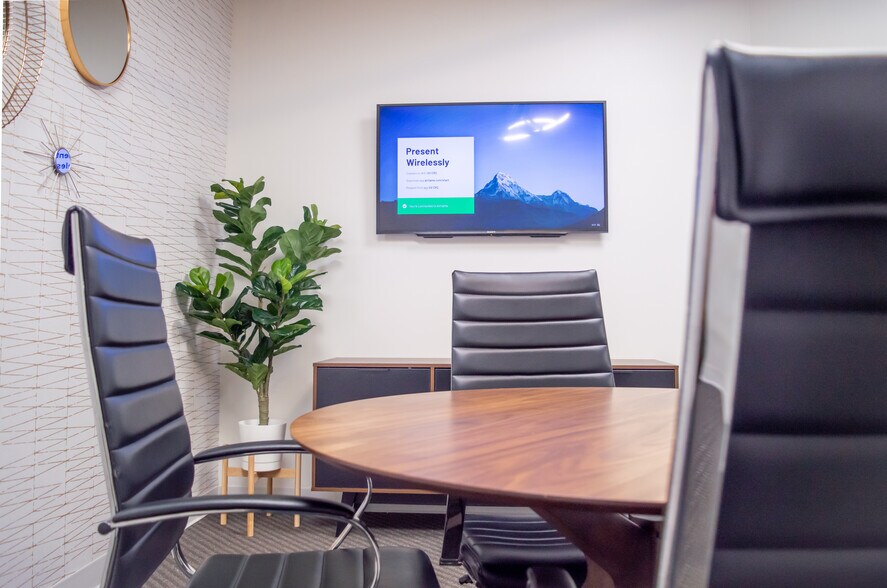 More Photos Of 1701 W Northwest Hwy, Grapevine Coworking Space