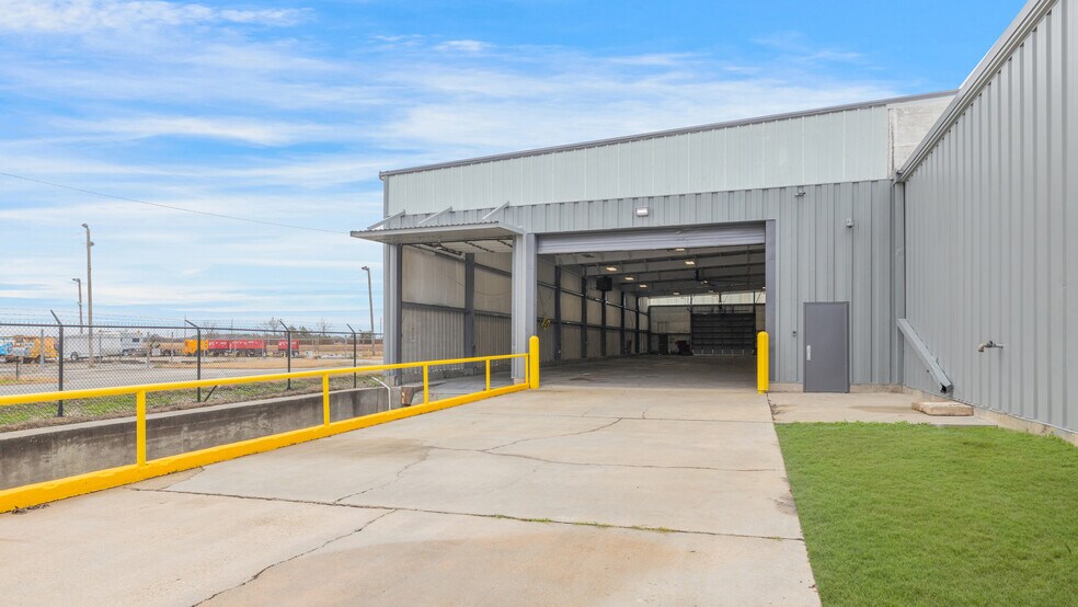 More Photos Of 403 W Admiral Doyle Dr, New Iberia Distribution For Lease