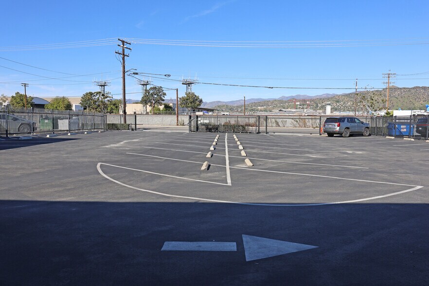 More Photos Of 4201 W Vanowen Pl, Burbank Light Distribution For Lease