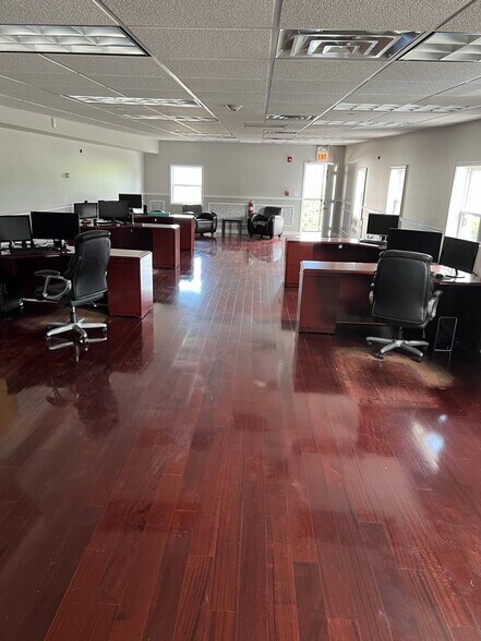 More Photos Of 16400 S Dixie Hwy, Markham Truck Terminal For Lease