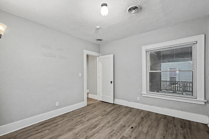 More Photos Of 2042-2046 W 4th St, Davenport Apartments For Sale