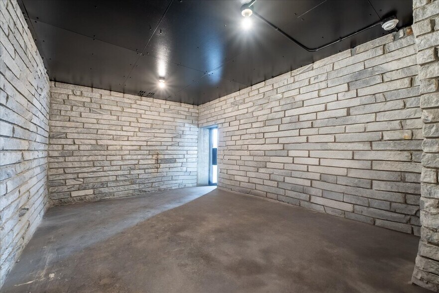 More Photos Of 30 Wall St, Jasper Auto Repair For Lease