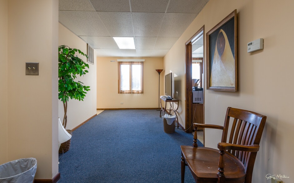 More Photos Of 9757 S Kedzie Ave, Evergreen Park Office For Sale
