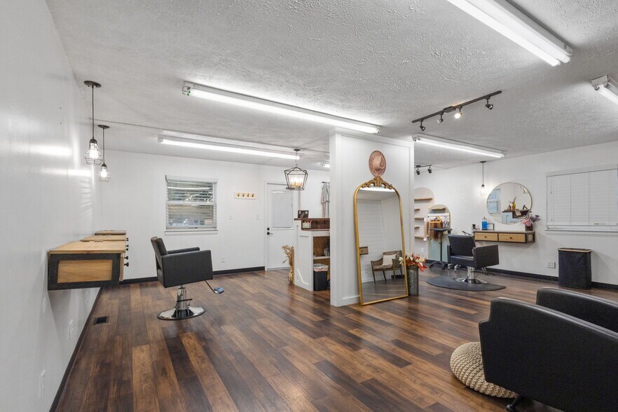 More Photos Of 116 S Franklin St, Brazil General Retail For Sale