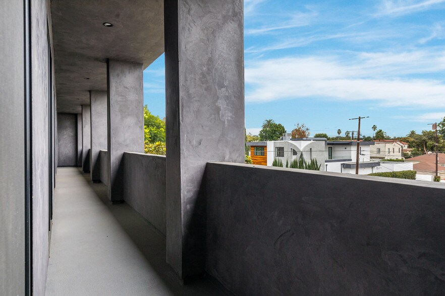 More Photos Of 2476 S Overland Ave, Los Angeles Loft Creative Space For Lease