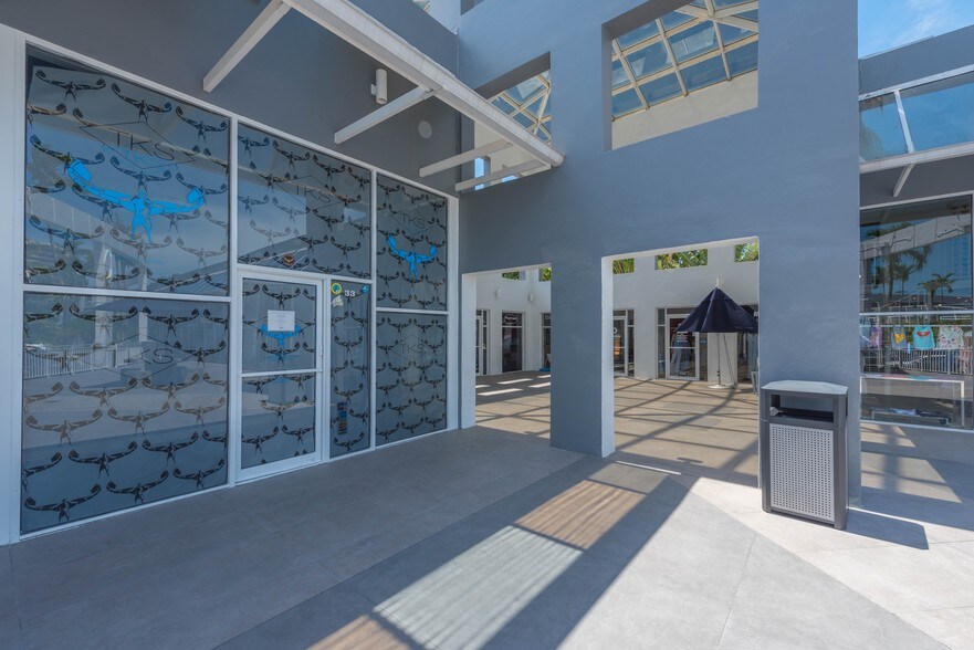 More Photos Of 260 Crandon Blvd, Key Biscayne Bank For Lease