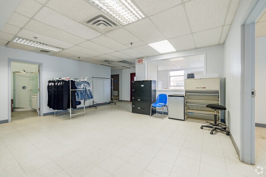 More Photos Of 1280 Boul Jules-Poitras, Montréal Warehouse For Lease