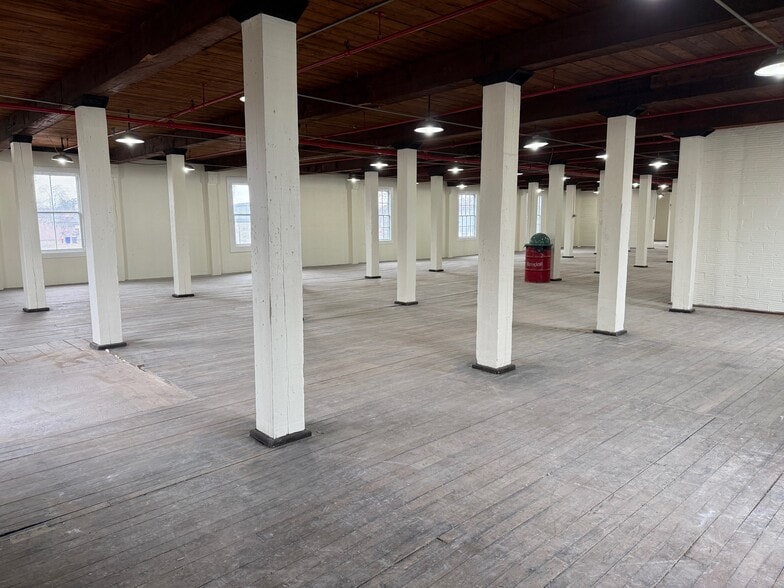 More Photos Of 30 Clark St, East Hartford Warehouse For Lease