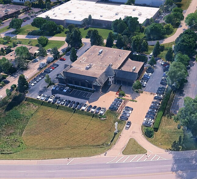 Primary Photo Of 150 US-41, Lake Bluff Auto Dealership For Lease