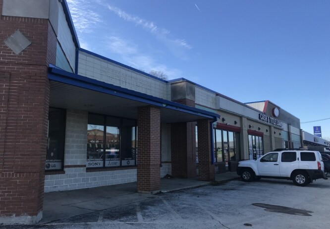 More Photos Of 1216-1218 N Lake St, Aurora Storefront Retail Office For Lease