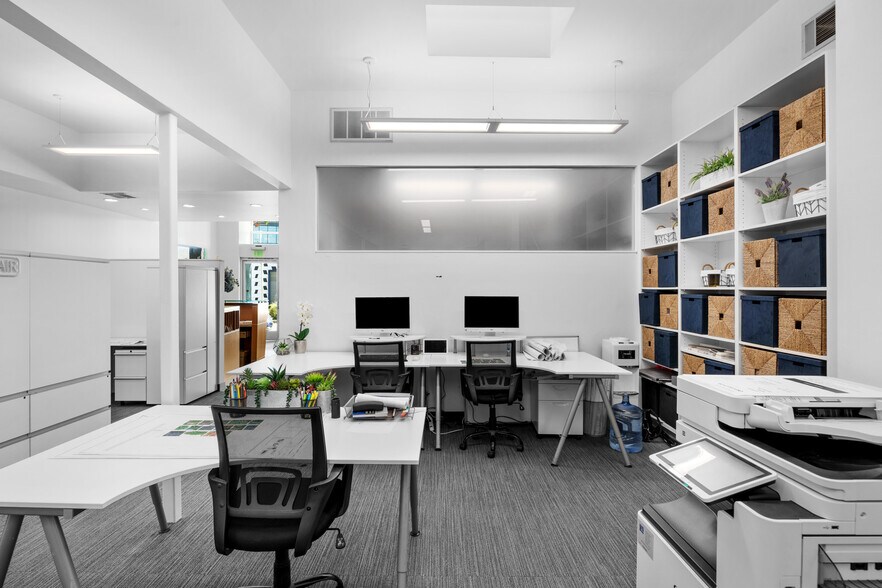 More Photos Of 10215 Santa Monica Blvd, Los Angeles Office For Sale