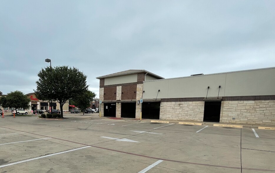 More Photos Of 500 E Ben White Blvd, Austin Bank For Lease