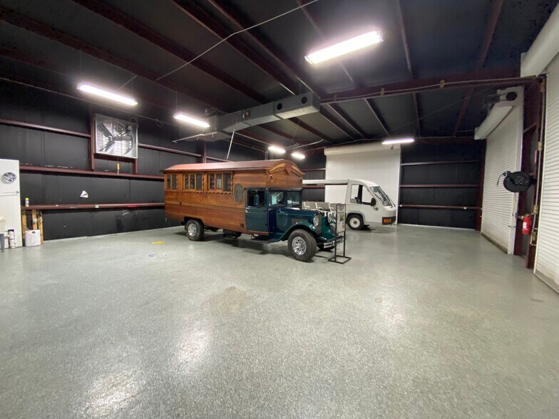 More Photos Of 241 Highway 1085, Madisonville Warehouse For Lease