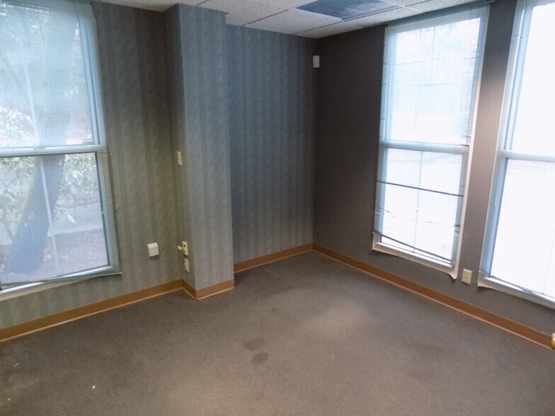 More Photos Of 111 Simsbury Rd, Avon Medical For Lease
