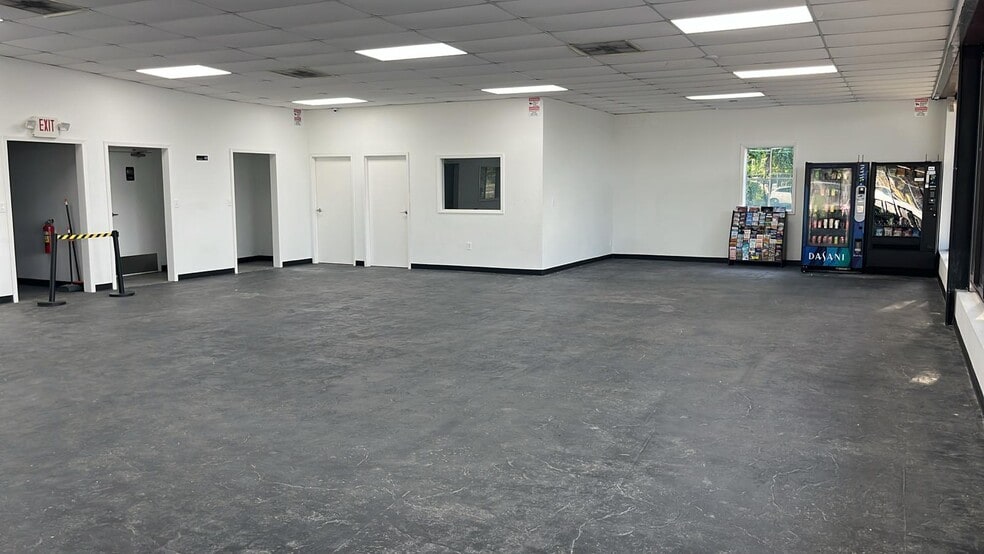 More Photos Of 3200 Greens Rd, Houston Showroom For Lease