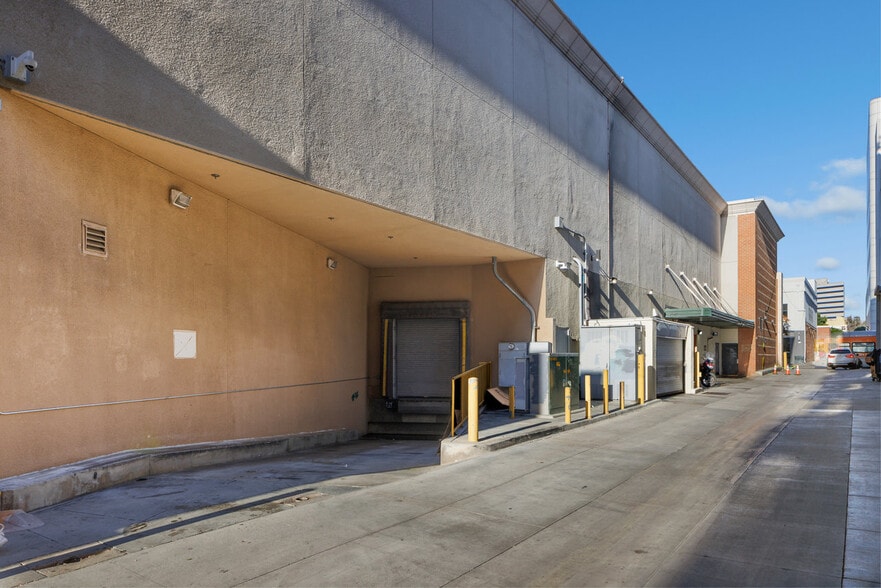 More Photos Of 402 Santa Monica Blvd, Santa Monica General Retail For Sale