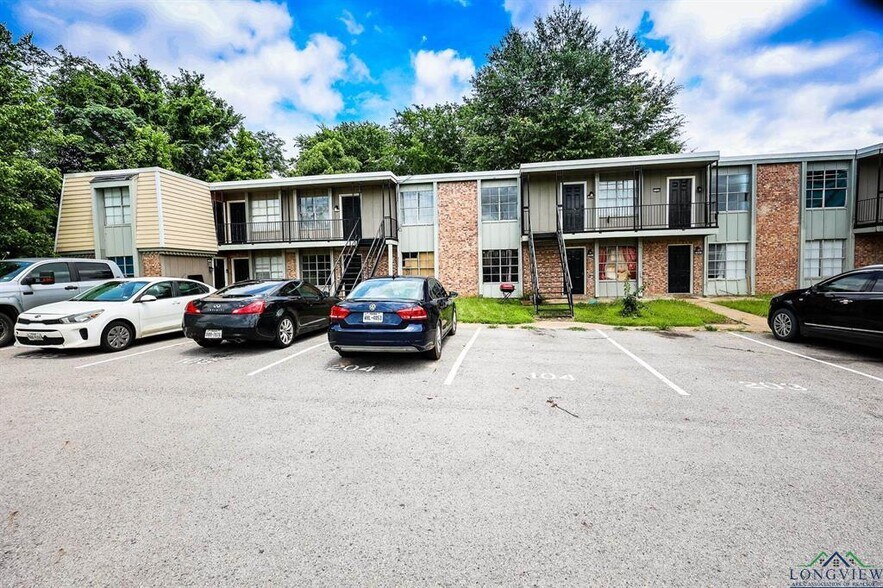 Primary Photo Of 222 W Gilmer St, Big Sandy Apartments For Sale