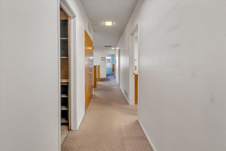 More Photos Of 18032 Ventura Blvd, Encino Medical For Lease