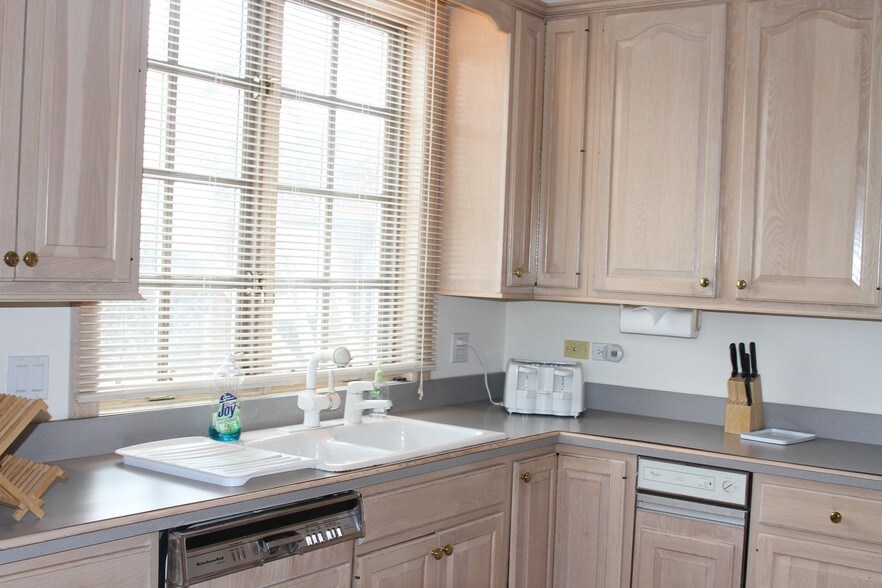 More Photos Of 201 E Dundee Rd, Palatine Office For Sale