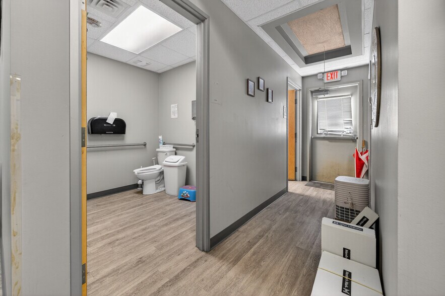 More Photos Of 4903 Golden Quail, San Antonio Storefront Retail Office For Sale