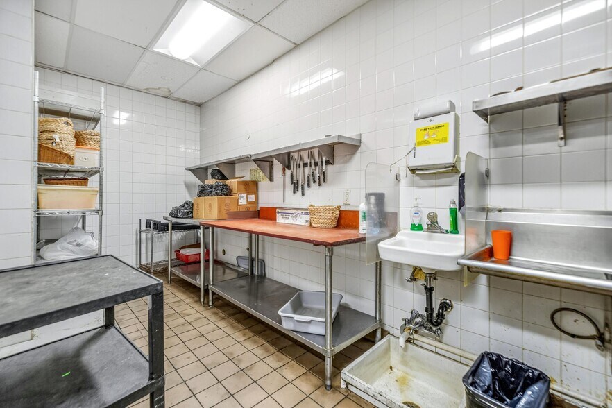 More Photos Of 5075 Hollywood Blvd, Los Angeles Restaurant For Lease