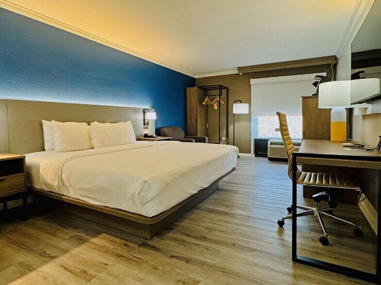 More Photos Of 12323 Katy Fwy, Houston Hotel For Sale