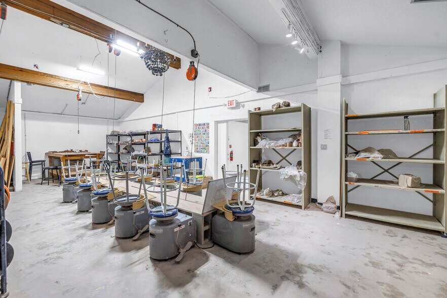More Photos Of 563 49th St S, Saint Petersburg Storefront Retail Office For Lease