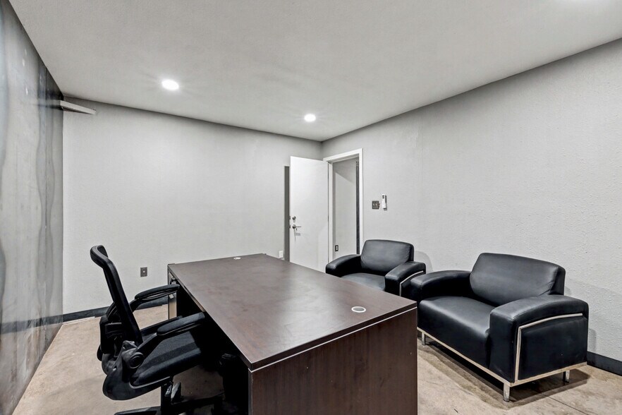 More Photos Of 3635 Polaris Ave, Las Vegas Industrial For Lease