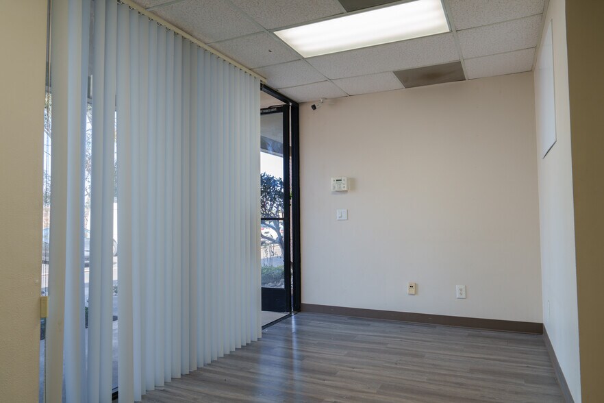 More Photos Of 7754 Arjons Dr, San Diego Manufacturing For Lease