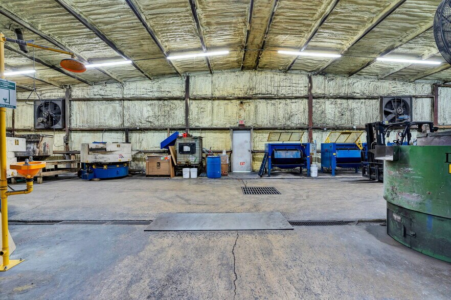 More Photos Of 2450 Riverside Drive, Chattanooga Warehouse For Sale