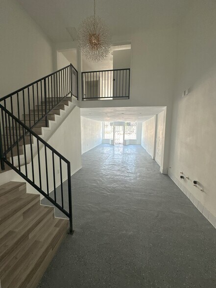 More Photos Of 1101-1119 S La Brea Ave, Los Angeles Freestanding For Lease
