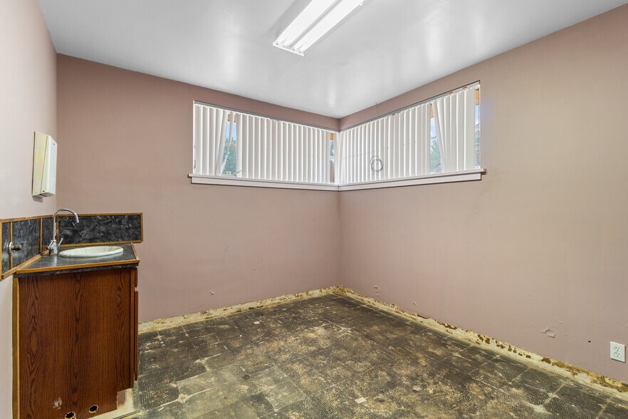 More Photos Of 116 E Robert S Kerr Blvd, Wynnewood Medical For Sale