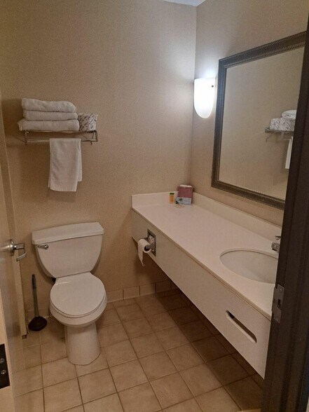 More Photos Of 1401 W US Highway 54, Pratt Hotel For Lease