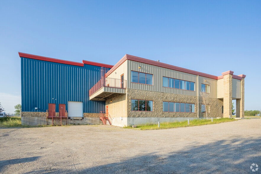 More Photos Of 16 Commercial Dr, Calgary Warehouse For Lease
