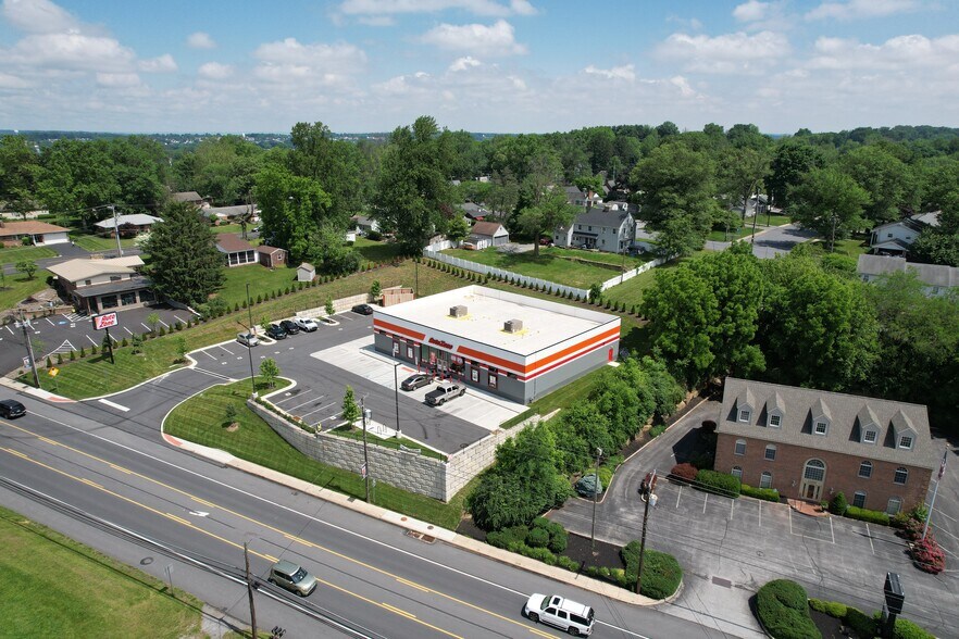 More Photos Of 1235 S Market St, Elizabethtown General Retail For Sale