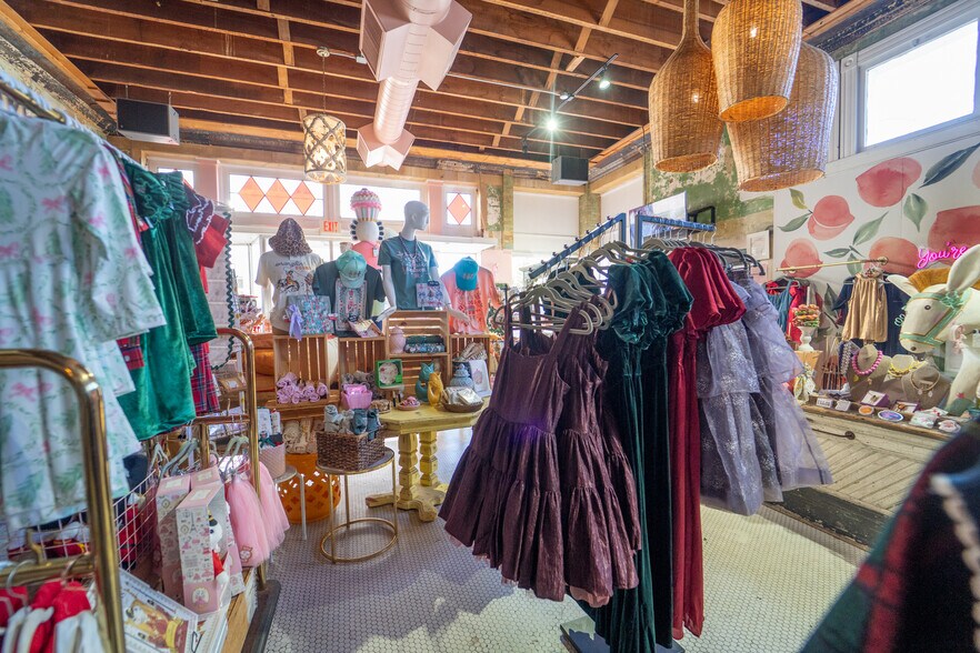 More Photos Of 102 S Main St, Victoria Storefront For Sale