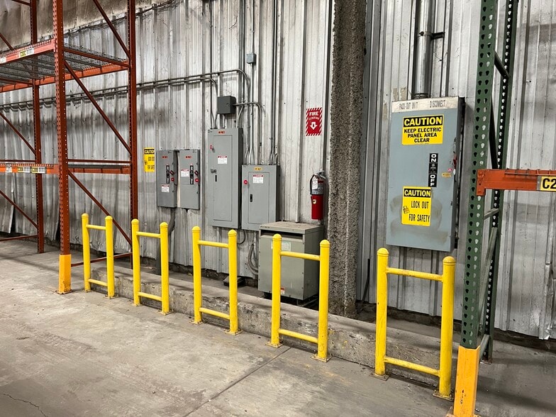 More Photos Of 12005 40,000 - 163,800 sf Available - Warren MI, Warren Distribution For Lease