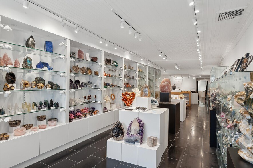 More Photos Of 60 Jobs Ln, Southampton Storefront For Lease