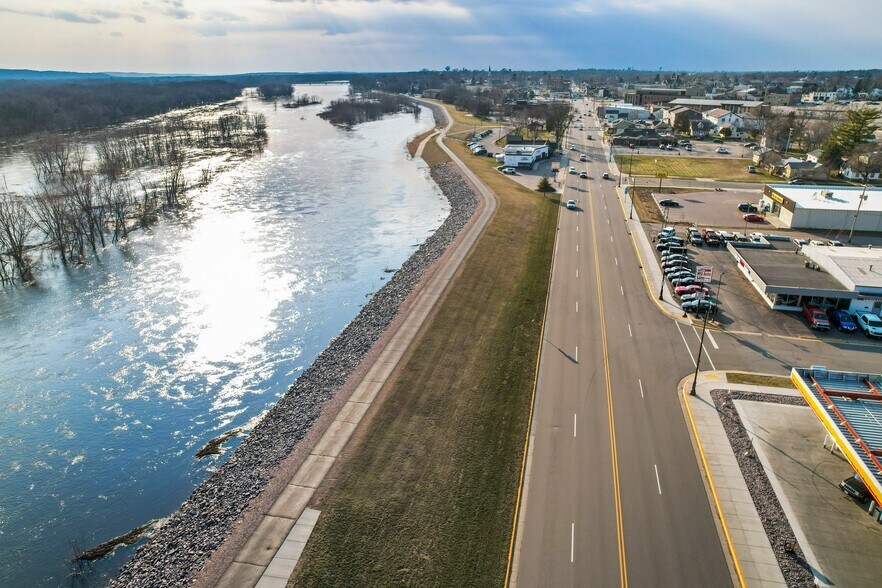 More Photos Of 515 E Wisconsin St, Portage Auto Dealership For Sale