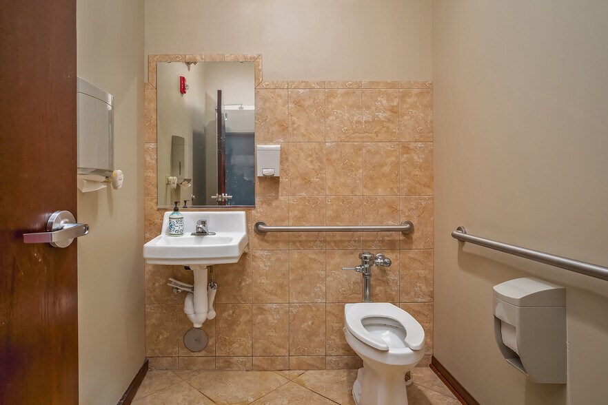 More Photos Of 731 S Route 21, Gurnee Office For Sale