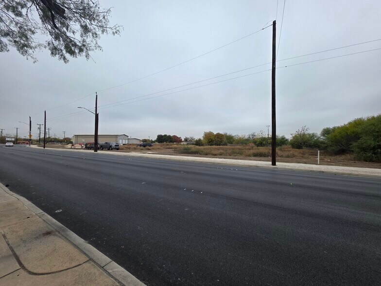 More Photos Of 1119 Southcross Blvd, San Antonio Land For Lease