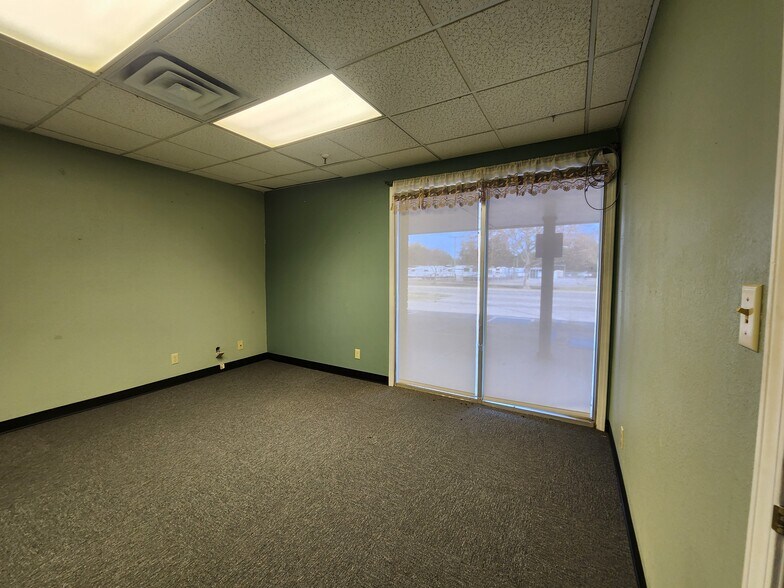 More Photos Of 8740 E 11th St, Tulsa Office For Sale