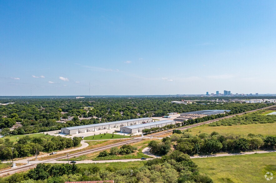 More Photos Of 3550 E Long Ave, Fort Worth Warehouse For Lease